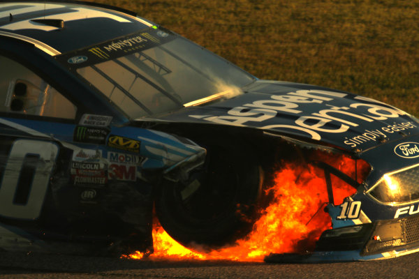 Monster Energy NASCAR Cup Series
Ford EcoBoost 400
Homestead-Miami Speedway, Homestead, FL USA
Sunday 19 November 2017
Danica Patrick, Stewart-Haas Racing, Aspen Dental Ford Fusion crash fire
World Copyright: Michael L. Levitt
LAT Images Monster Energy NASCAR Cup Series
Ford EcoBoost 400
Homestead-Miami Speedway, Homestead, FL USA
Sunday 19 November 2017
Danica Patrick, Stewart-Haas Racing, Aspen Dental Ford Fusion crash fire
World Copyright: Michael L. Levitt
LAT Images