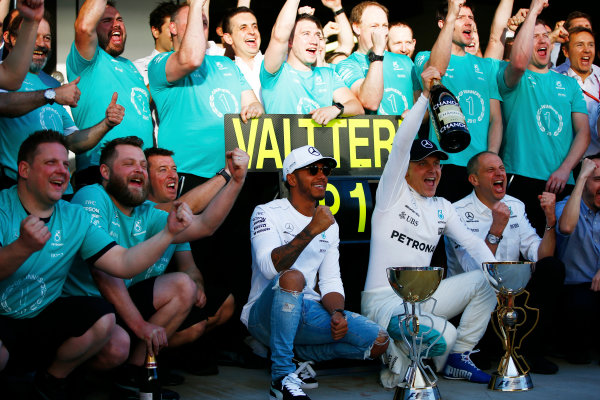 Sochi Autodrom, Sochi, Russia.
Sunday 30 April 2017.
Lewis Hamilton, Mercedes AMG, Valtteri Bottas, Mercedes AMG, 1st Position, Tony Ross, Race Engineer, Mercedes AMG, and the Mercedes team celebrate victory.
World Copyright: Andy Hone/LAT Images
ref: Digital Image _ONZ2539