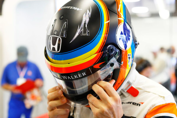 Circuit of the Americas, Austin, Texas, United States of America.
Friday 20 October 2017.
Fernando Alonso, McLaren, puts on his helmet in the garage.
World Copyright: Steven Tee/LAT Images 
ref: Digital Image _O3I1783