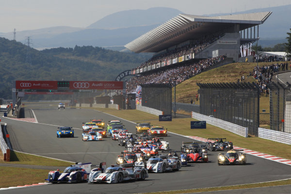 Fuji Speedway, Japan, 12th-14th October, 2012,
Start of the race, Alexander Wurz/Nicolas Lapierre/Kazuki Nakajima Toyota Racing Toyota TS 030 Hybrid and Andre Lotterer/Marcel Fassler/Benoit Treluyer Audi Sport Team Joest Audi R18 E-Tron Quattro lead into turn 1
World Copyright Ebrey/LAT Photographic