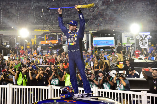 Monster Energy NASCAR Cup Series
Bass Pro Shops NRA Night Race
Bristol Motor Speedway, Bristol, TN USA
Saturday 19 August 2017
Kyle Busch, Joe Gibbs Racing, M&M's Caramel Toyota Camry, Celebrates after winning.
World Copyright: John K Harrelson
LAT Images Monster Energy NASCAR Cup Series
Bass Pro Shops NRA Night Race
Bristol Motor Speedway, Bristol, TN USA
Saturday 19 August 2017
Kyle Busch, Joe Gibbs Racing, M&M's Caramel Toyota Camry, Celebrates after winning.
World Copyright: John K Harrelson
LAT Images