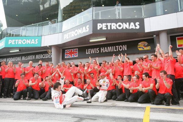 2007 Malaysian Grand Prix - Sunday Race
Sepang, Kuala Lumpur. Malaysia.
8th April 2007.
Fernando Alonso, McLaren MP4-22 Mercedes, 1st position, and Lewis Hamilton, McLaren MP4-22 Mercedes, 2nd position, celebrate the McLaren one-two with their team. Portrait.
World Copyright: Andrew Ferraro/LAT Photographic.
ref: Digital Image ZP9O2760