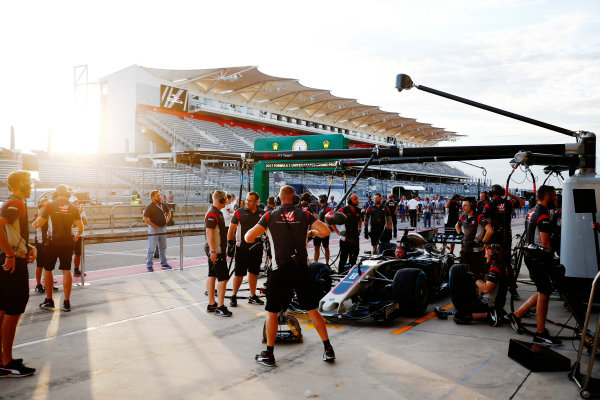 Circuit of the Americas, Austin, Texas, United States of America.
Thursday 19 October 2017.
The Haas F1 team practice pit stops in the pit lane.
World Copyright: Andy Hone/LAT Images 
ref: Digital Image _ONY9264