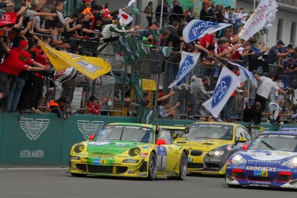 Timo Bernhard (GER) / Marc Lieb (GER) / Romain Dumas (FRA) / Marcel Tiemann (GER) Manthey Racing Porsche 997 GT3-RSR cross the line to win the race.
Nurburgring 24 Hours, Nurburgring, Germany, 24-25 May 2008.