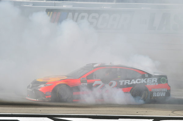 2017 Monster Energy NASCAR Cup Series - Kobalt 400
Las Vegas Motor Speedway - Las Vegas, NV USA
Sunday 12 March 2017
Martin Truex Jr, Bass Pro Shops/TRACKER BOATS Toyota Camry celebrates his win with a burnout
World Copyright: Nigel Kinrade/LAT Images
ref: Digital Image 17LAS1nk07773