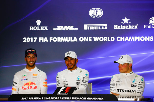 Marina Bay Circuit, Marina Bay, Singapore.
Sunday 17 September 2017.
Lewis Hamilton, Mercedes AMG, in 1st, Daniel Ricciardo, Red Bull Racing, in 2nd adn Valtteri Bottas, Mercedes AMG, in 3rd.
World Copyright: Sam Bloxham/LAT Images
ref: Digital Image _J6I8220 Marina Bay Circuit, Marina Bay, Singapore.
Sunday 17 September 2017.
Lewis Hamilton, Mercedes AMG, in 1st, Daniel Ricciardo, Red Bull Racing, in 2nd adn Valtteri Bottas, Mercedes AMG, in 3rd.
World Copyright: Sam Bloxham/LAT Images
ref: Digital Image _J6I8220