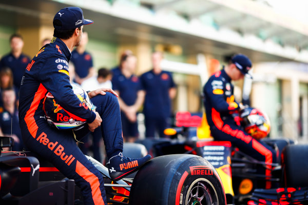 Yas Marina Circuit, Abu Dhabi, United Arab Emirates.
Sunday 26 November 2017.
Daniel Ricciardo, Red Bull Racing, and Max Verstappen, Red Bull, with the Red Bull team.
World Copyright: Andy Hone/LAT Images 
ref: Digital Image _ONY2628